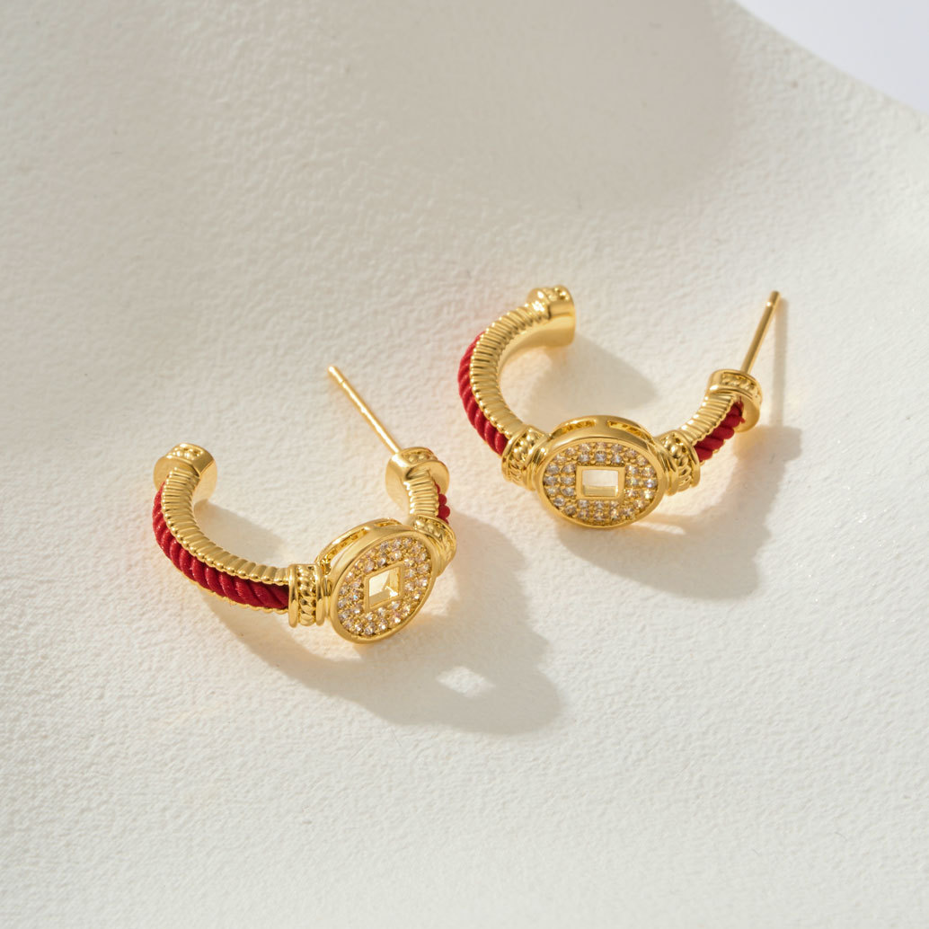 Diseño original China chao hong cuerda pendientes de dinero de cobre aleación de cobre chapado de oro real micro zirconitas incrustadas agujas de plata s925 orejeras para mujeres Application Scenario