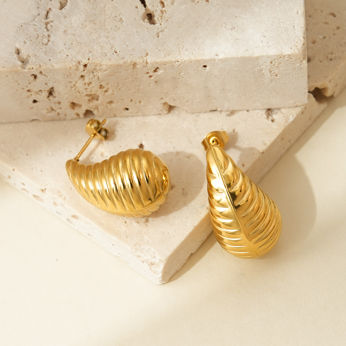 饰品/耳环/耳饰/米珠耳环/编织水晶耳钉细节图