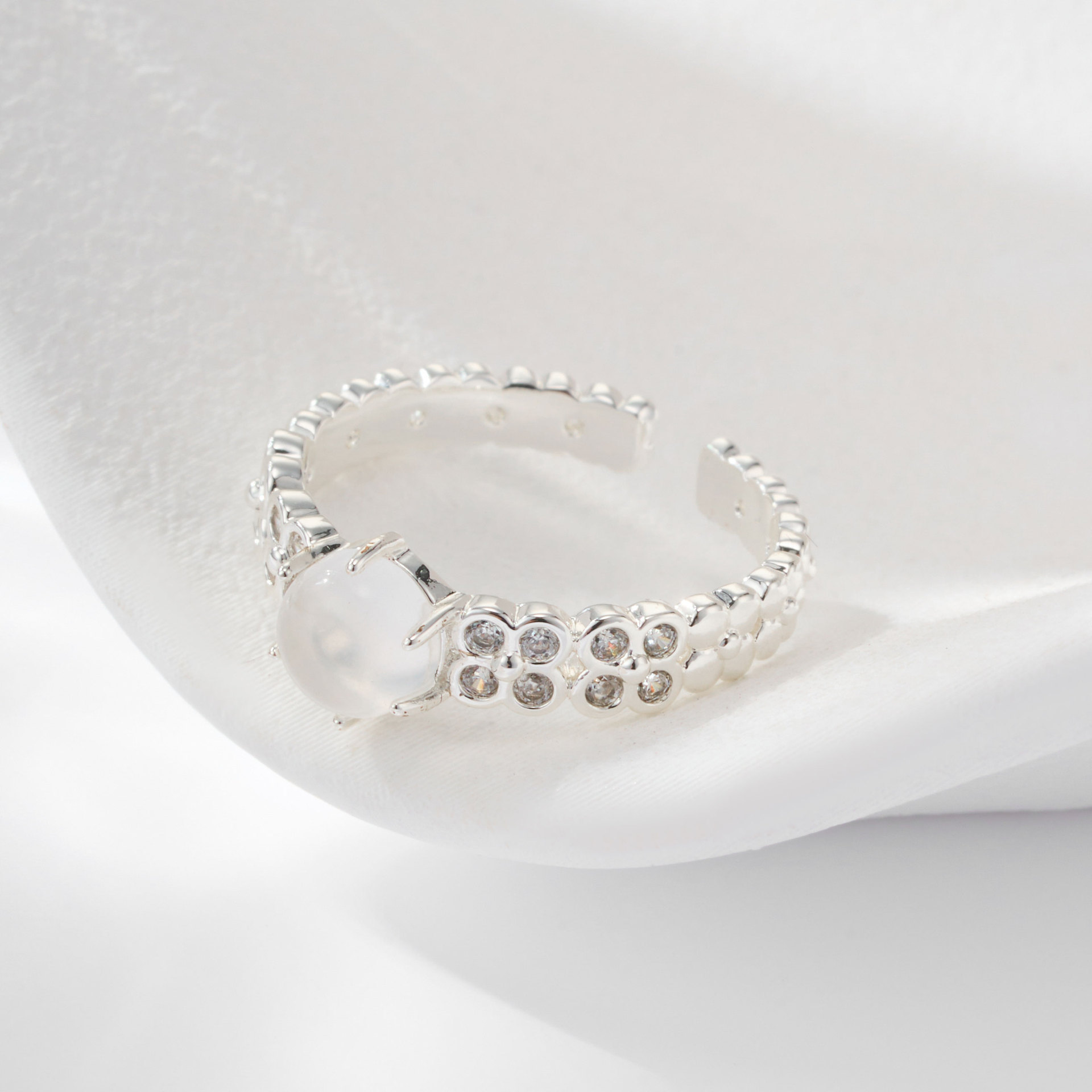 Fuente de fábrica retro elegante aqua moyu anillo abierto aleación de cobre micro circonitas premium sense anillo ajustable Application Scenario