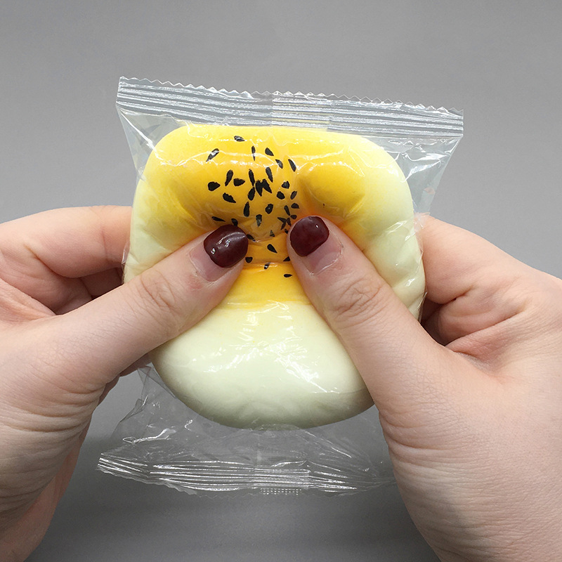 创意仿真流体蛋黄酥捏捏乐流体面包减压玩具慢回弹发泄球仿真食玩