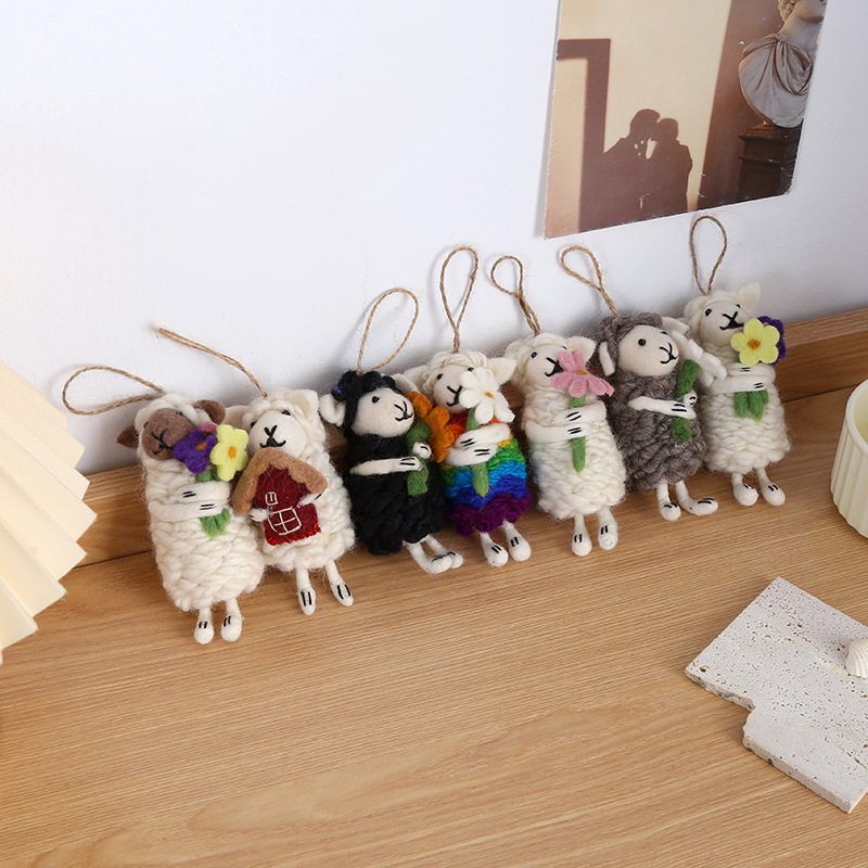韩系羊毛毡挂件小羊抱花立体玩偶挂饰创意包包挂饰拉通科可爱挂件