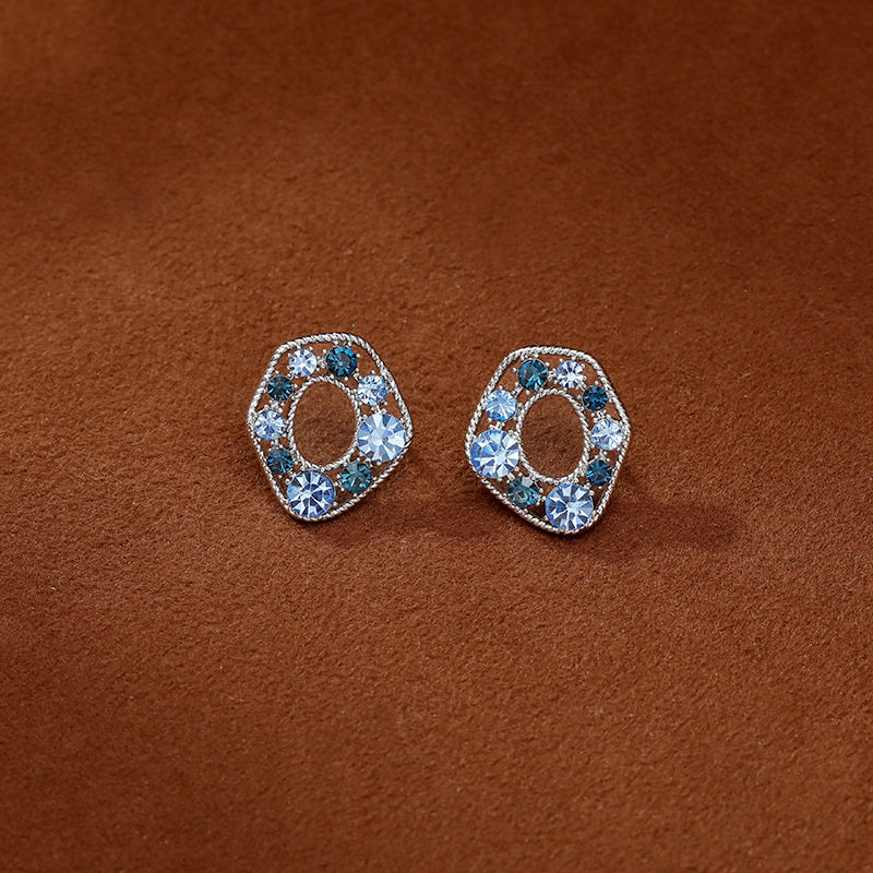 Exquisite, niche, elegant and high-end, cold style earrings for women, petite, simple and fashionable, irregular row diamond stud earrings