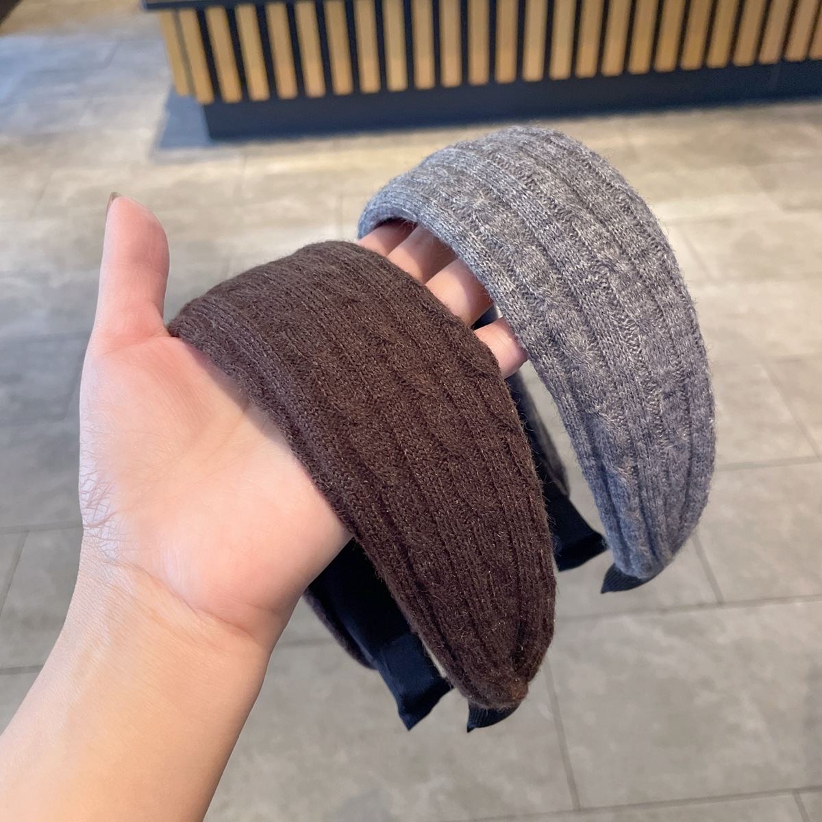 Korean-style autumn and winter woolen knitted wide-edge hair band for women, high top pressure hair band for the head, versatile for daily use, and outdoor hair clips details Picture