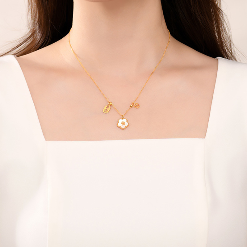 Silver money flower necklace, mother-of-pearl gift, niche design, lucky coin, small peach blossom pendant, high-end look for women Application Scenario
