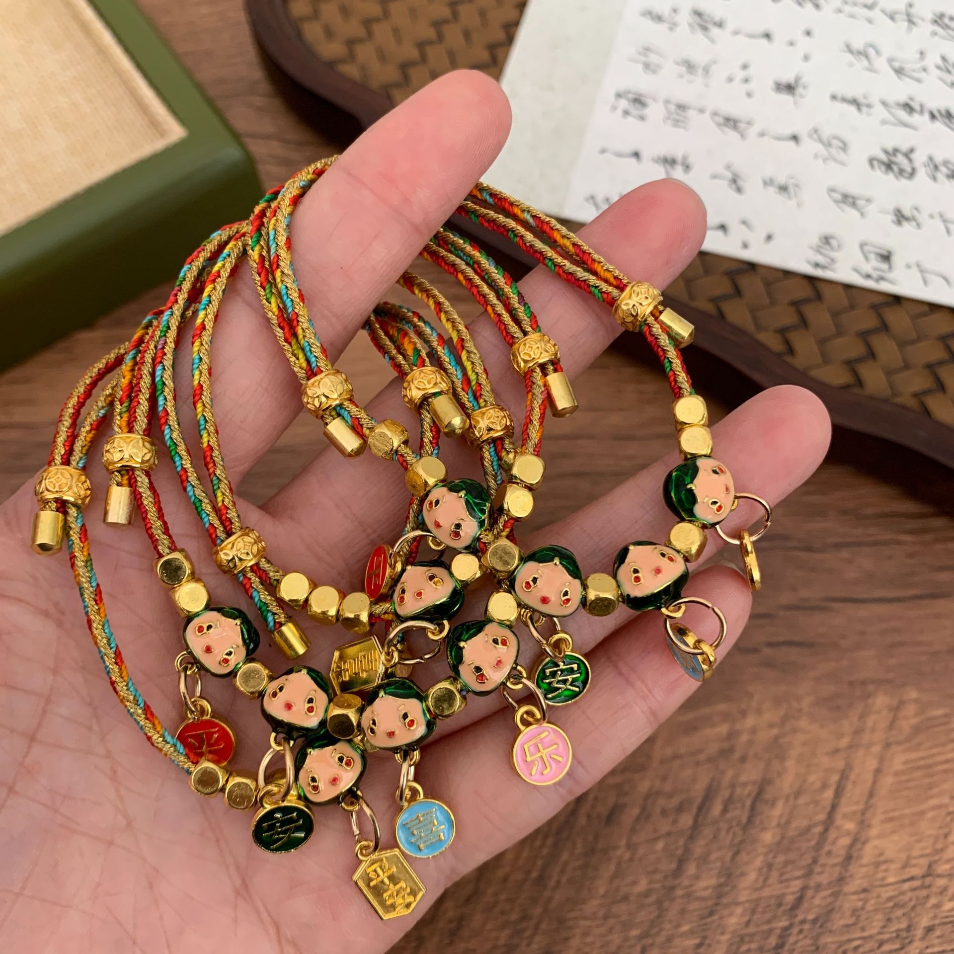 A new style of fashionable crystal bracelet featuring colorful woven crystal sand gold Application Scenario
