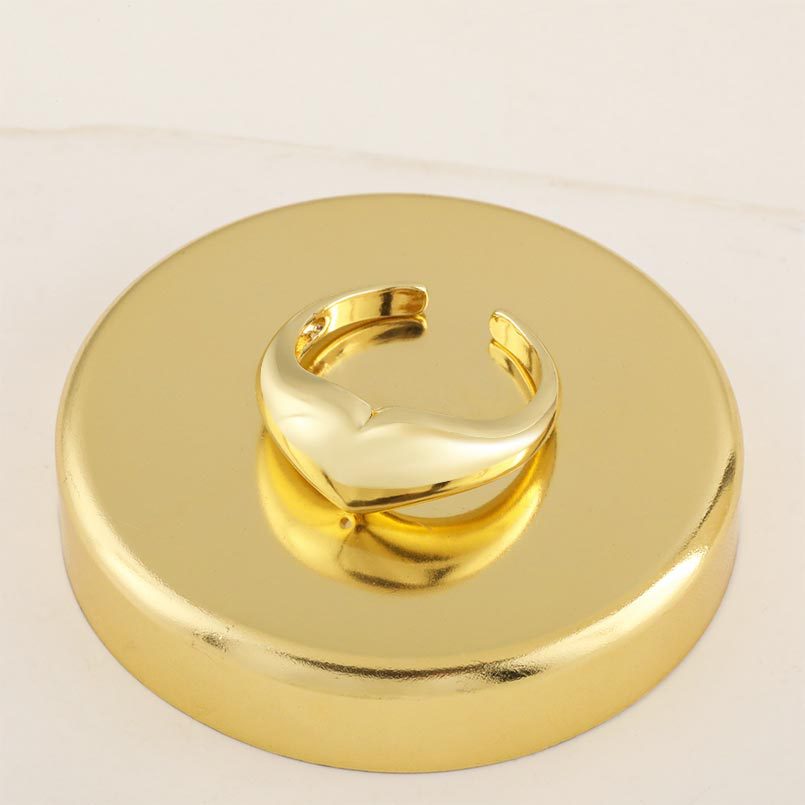 Cross-border copper-plated ring for women, a niche, light luxury and high-end feel. It is plated with 18k real gold and set with square zircon stones for women Application Scenario