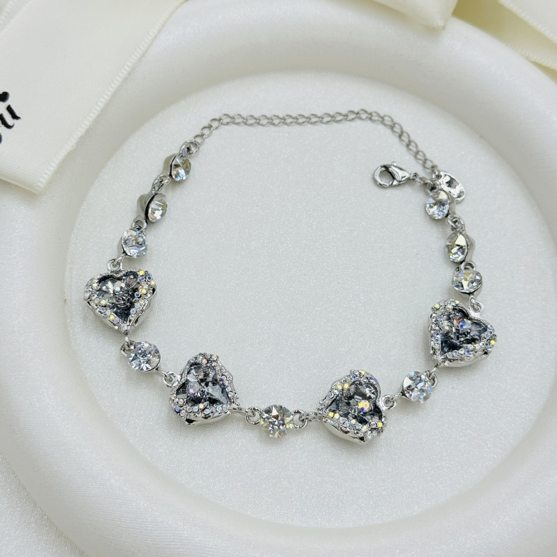 Austrian crystal heart-shaped bracelet, silver-plated and inlaid, fashionable women's light luxury accessory, available in multiple colors Application Scenario
