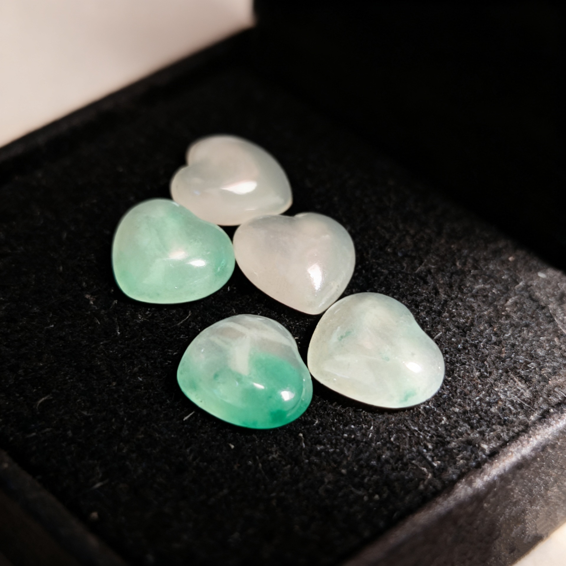 Natural African jadeite pendants, heart-shaped wishing stones, heart-shaped pendants, diy handmade jewelry accessories wholesale Specification image