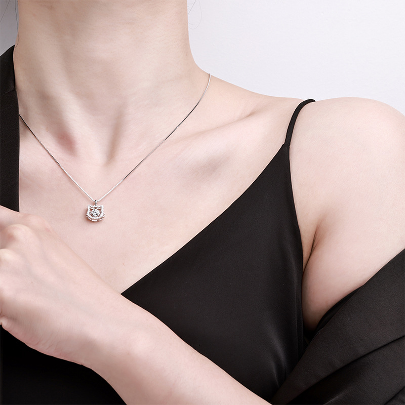 S925 pure silver pink little cat necklace for girls, new light luxury, niche and high-end design, collarbone chain moissanite