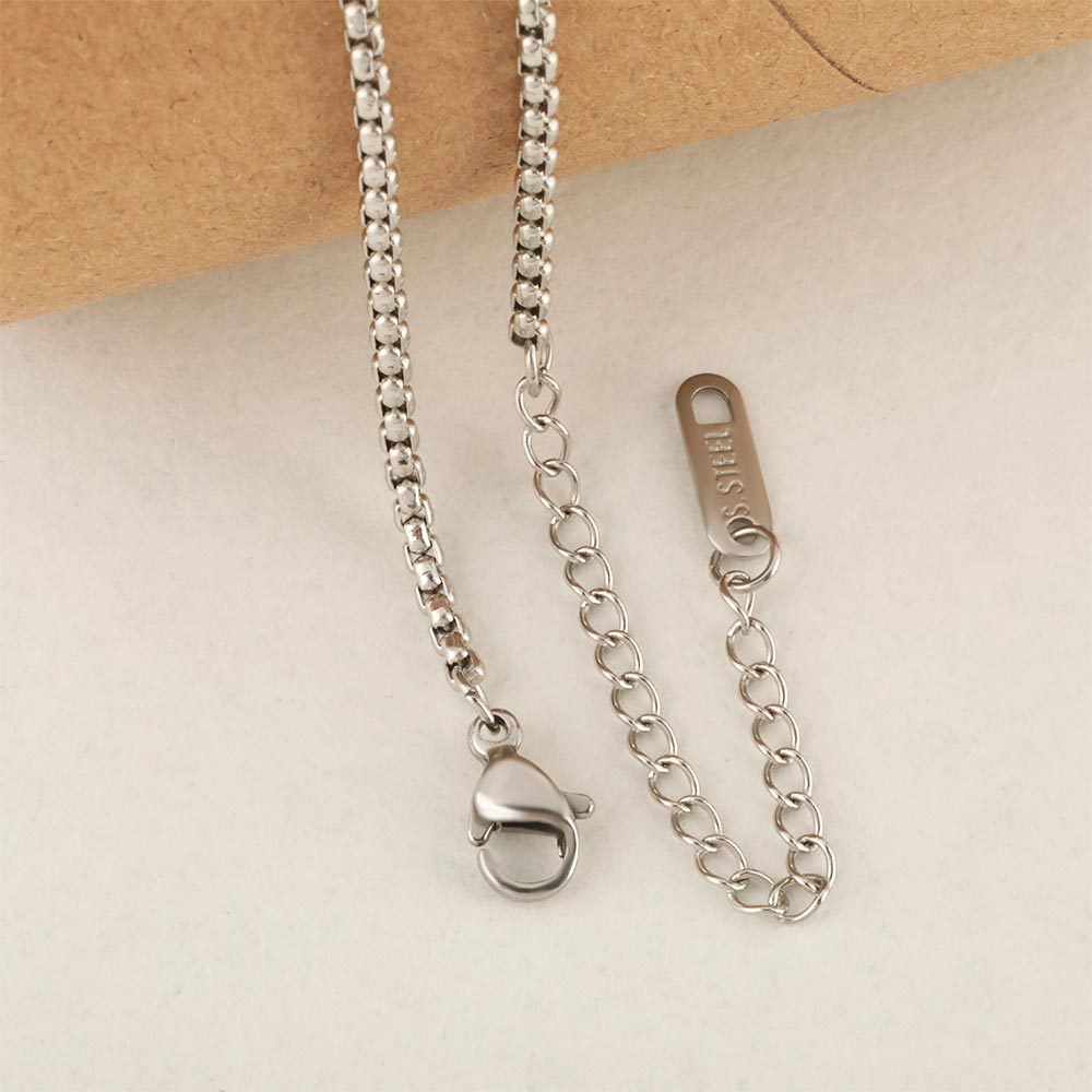 Cross-border new best-selling square pearl chain pendant, simple and versatile stainless steel DIY necklace Application Scenario