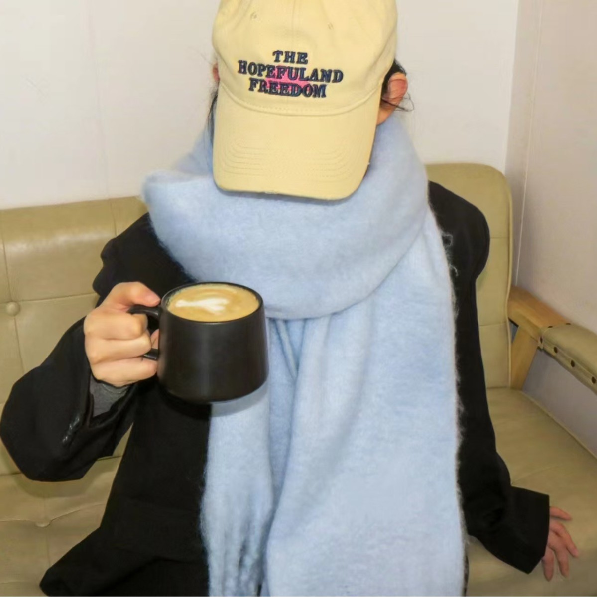 The scarf exudes a strong atmosphere in autumn and winter. It's a versatile and warm Korean shawl with a thickened and lengthened design. The scarf gives a light luxury and high-end feel Application Scenario