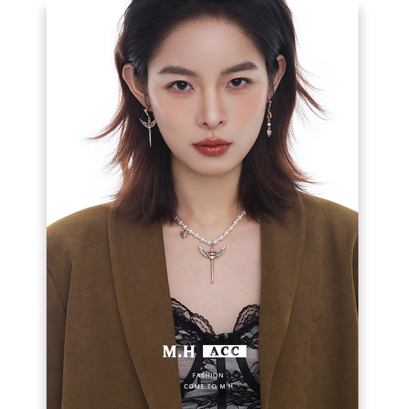 The Cupid's Wing series earrings feature an original design that exudes an exquisite, fashionable, retro and high-end feel. They are unique and versatile earrings for women Specification image