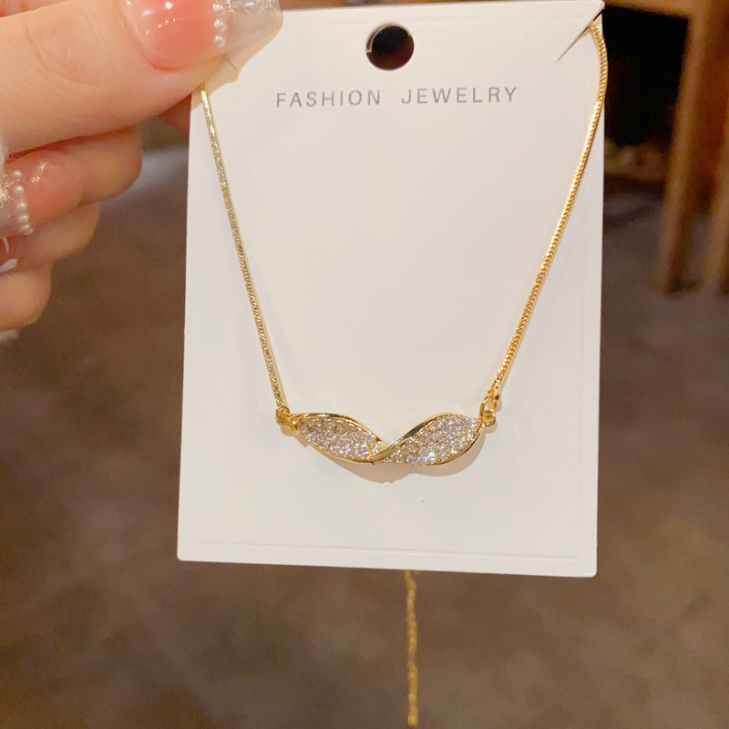 The ins cold style light luxury design full diamond twisted necklace exudes a feminine charm and a high-end feel. It's a niche and versatile necklace accessory details Picture