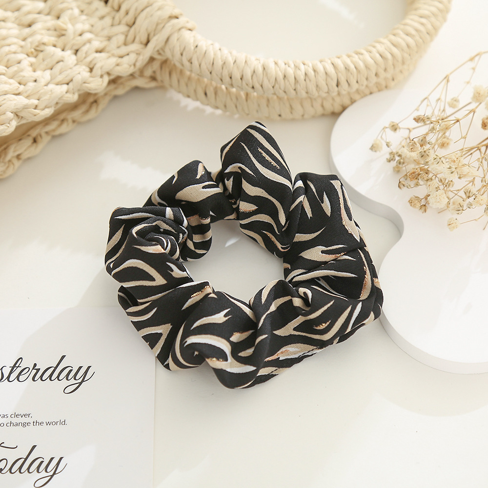 Autumn and winter retro leopard print polka dot large intestine hair band, ins girl's personality hair tie, leather band, simple large intestine hair tie and hair accessory Specification image