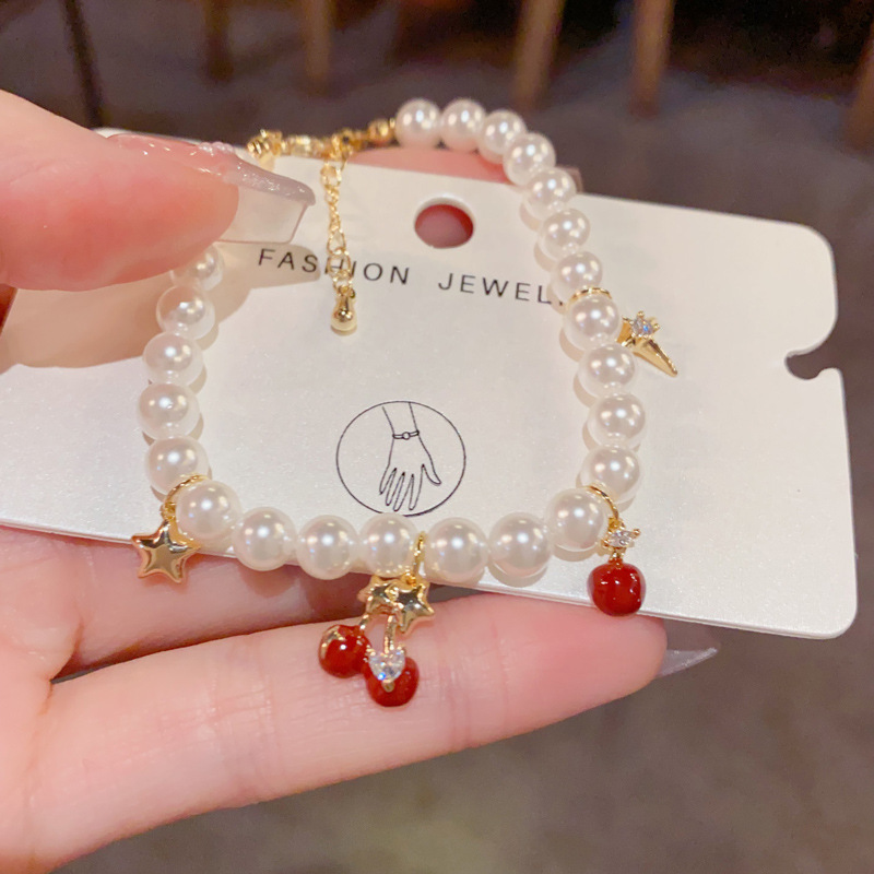 Europa y américa cross-border personalidad moda suave y versátil estrella de montaña rojo cereza perla pulsera temperamento dulce y fresco decoración de la mano Application Scenario