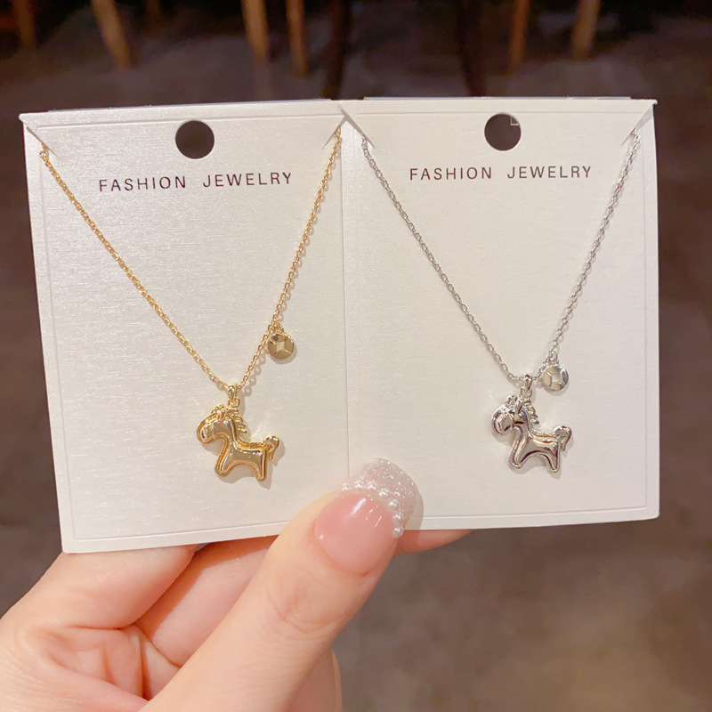 2026年马年本命年新款时尚简约金属马上有钱吊坠项链轻奢百搭颈链