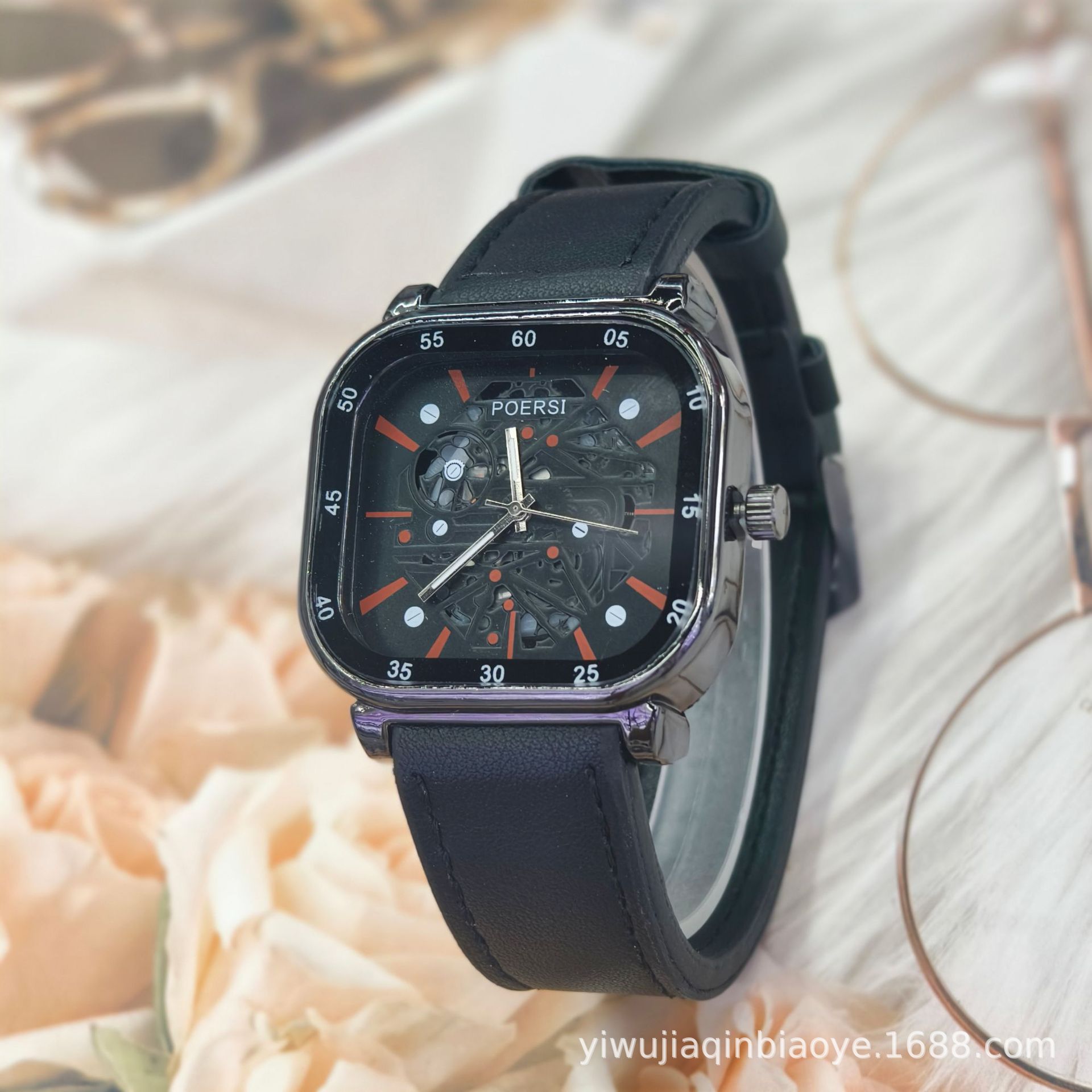 The new men's watch, a square quartz watch with a trendy and simple large dial, is a cross-border bestseller for teenagers and sports Application Scenario