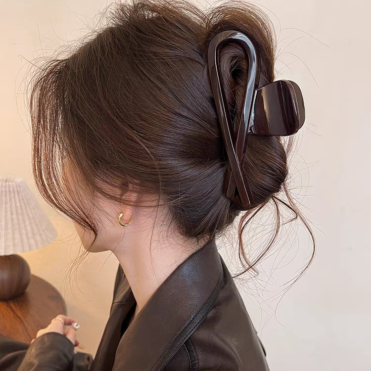 2025 New retro style, versatile grabber, women's high-end back head hair clip, shark clip hair clip headwear Application Scenario