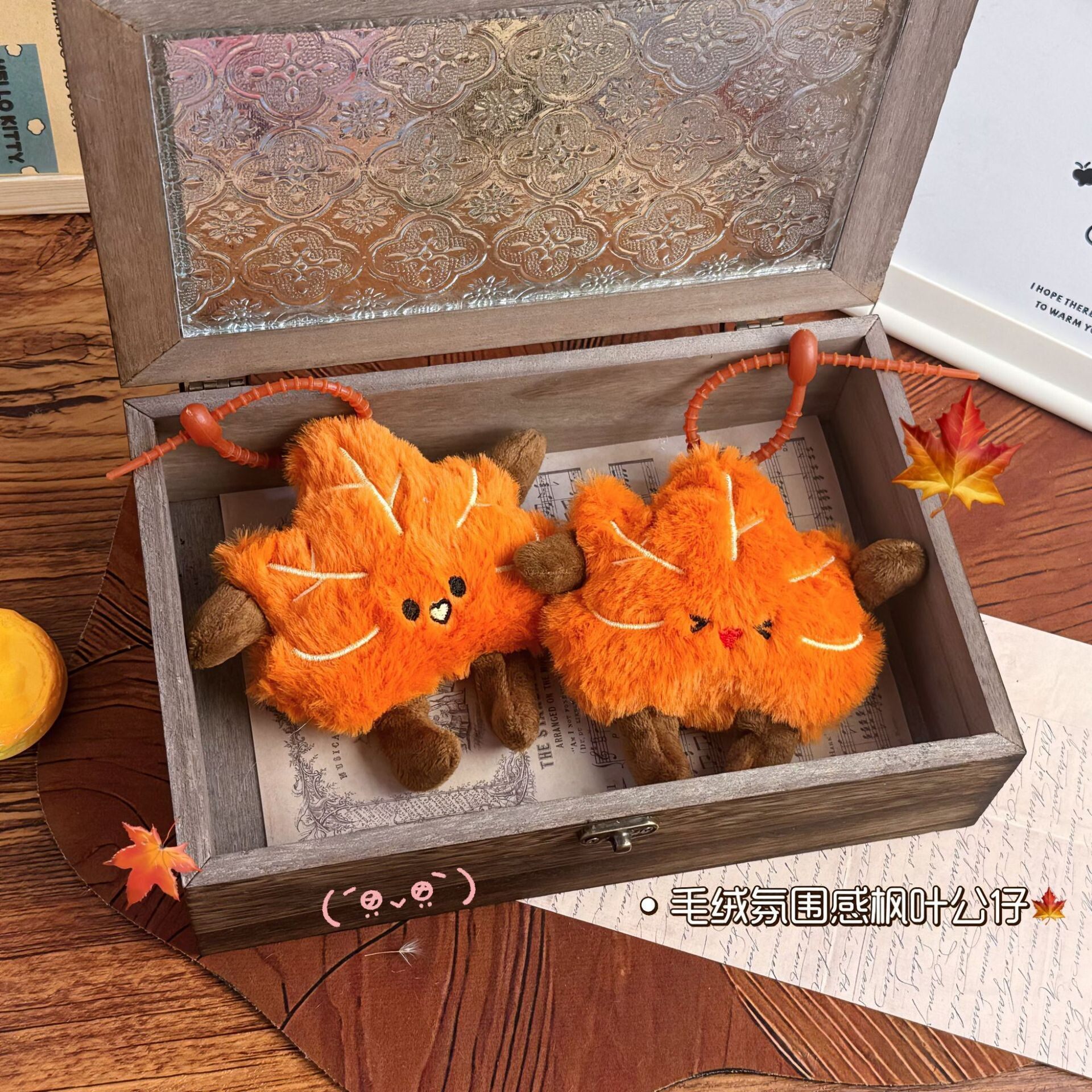 Nanjing Tourism Commemoration! Wutong Avenue Cultural and Creative Wutong Leaf Plush Keychain, cute Golden Autumn Wutong Autumn Hanging Application Scenario