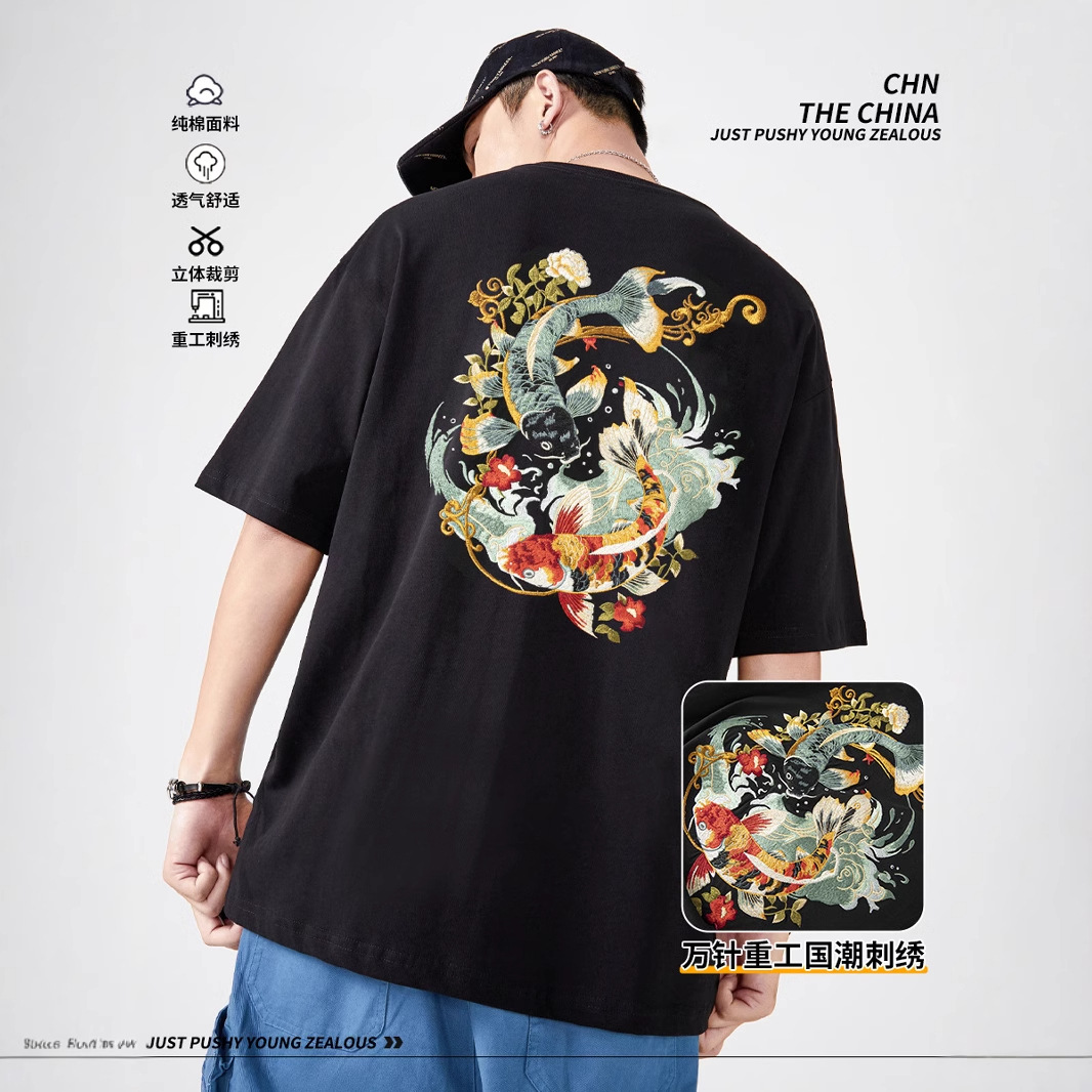 The 2026 summer new short-sleeved T-shirt for men features summer embroidery with blooming flowers and koi fish, presenting a strong national trend and a loose Chinese style