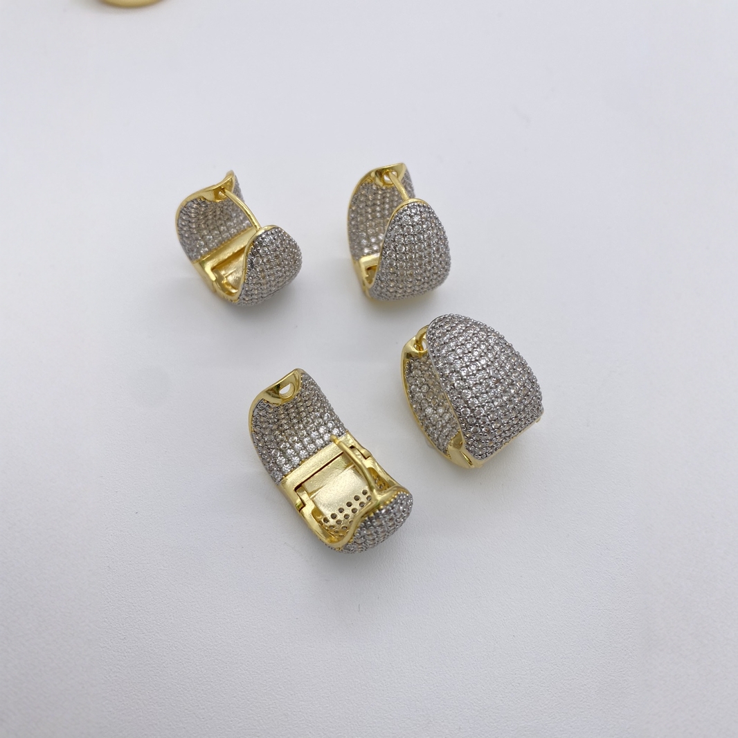 Amazon's best-selling diamond-encrusted teardrop stud French retro, versatile and simple earrings Application Scenario