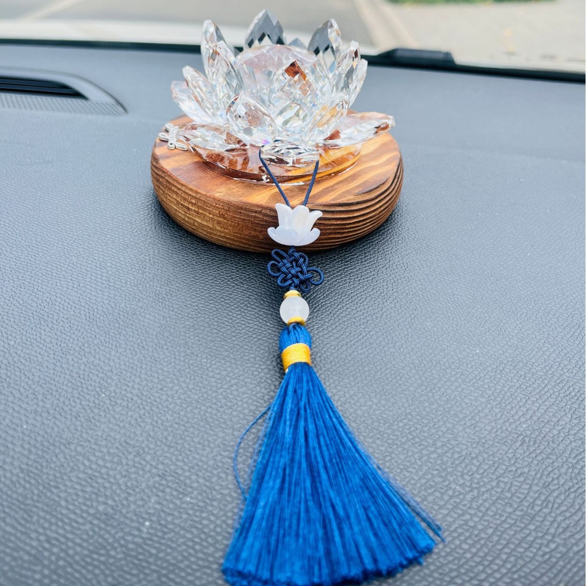 Good Luck Lotus crystal lotus car ornament, interior decoration, traditional Chinese style wooden car center console, suitable for both men and women's cars details Picture