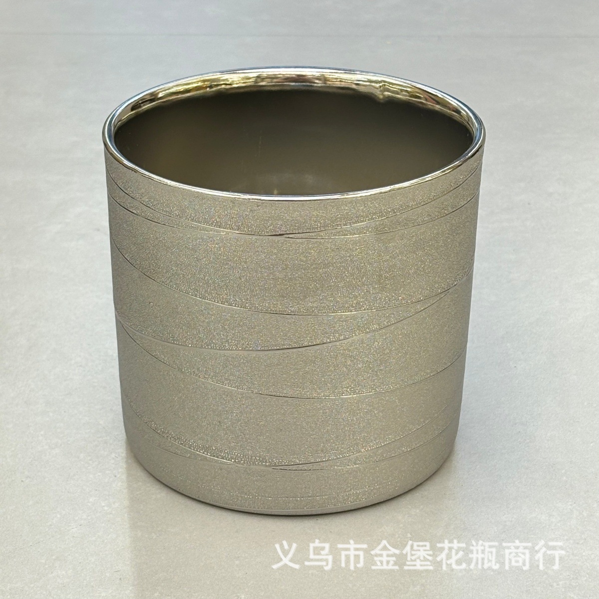 Factory direct supply of light luxury twill electroplated gold and silver straight tube ceramic flower POTS, desktop succulents, green plants, flower vases, soft decoration work Application Scenario