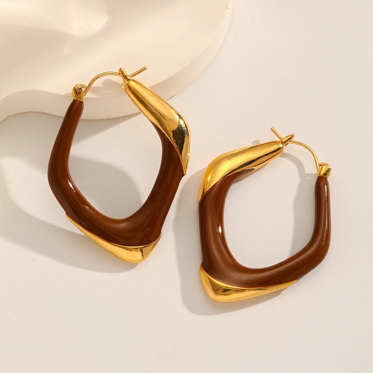 Nasha Cross-border exclusive enamel earrings for women, European and American geometric ear rings, high-end light luxury earrings, Hong Kong-style exaggerated earrings Application Scenario