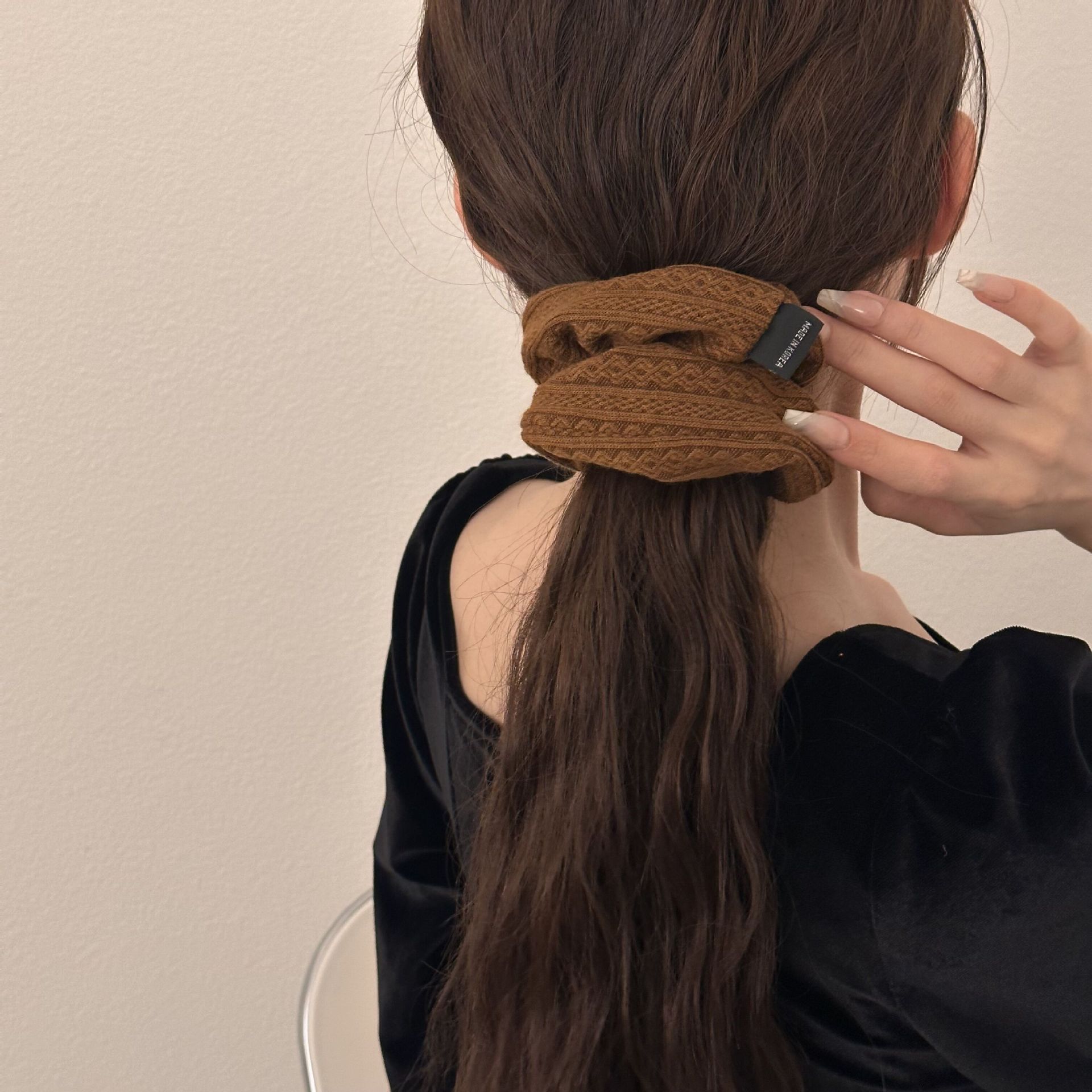 Autumn and winter knitted woolen pattern large intestine hair band women's headwear, women's all-rounder hair flower, retro style ponytail hair rope hair accessory Application Scenario