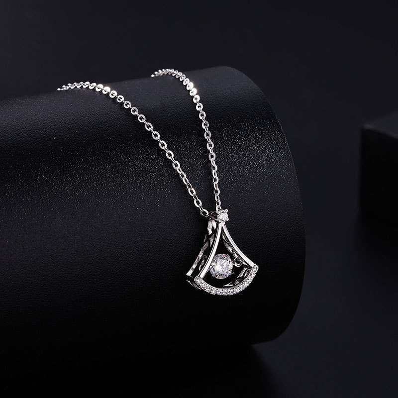 The S925 all-silver small cluster necklace design is a versatile birthday gift necklace with a light luxury style and a short design details Picture
