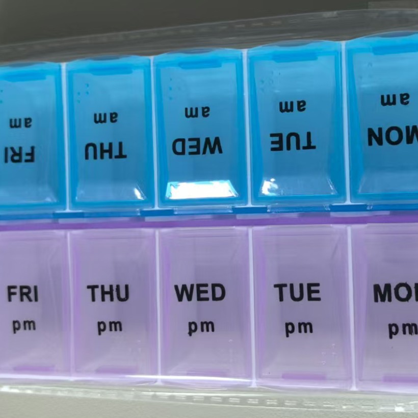 The push-button type portable medicine box dispenser can be used for a week. The medicine box is a plastic dispensing box and bagged Application Scenario