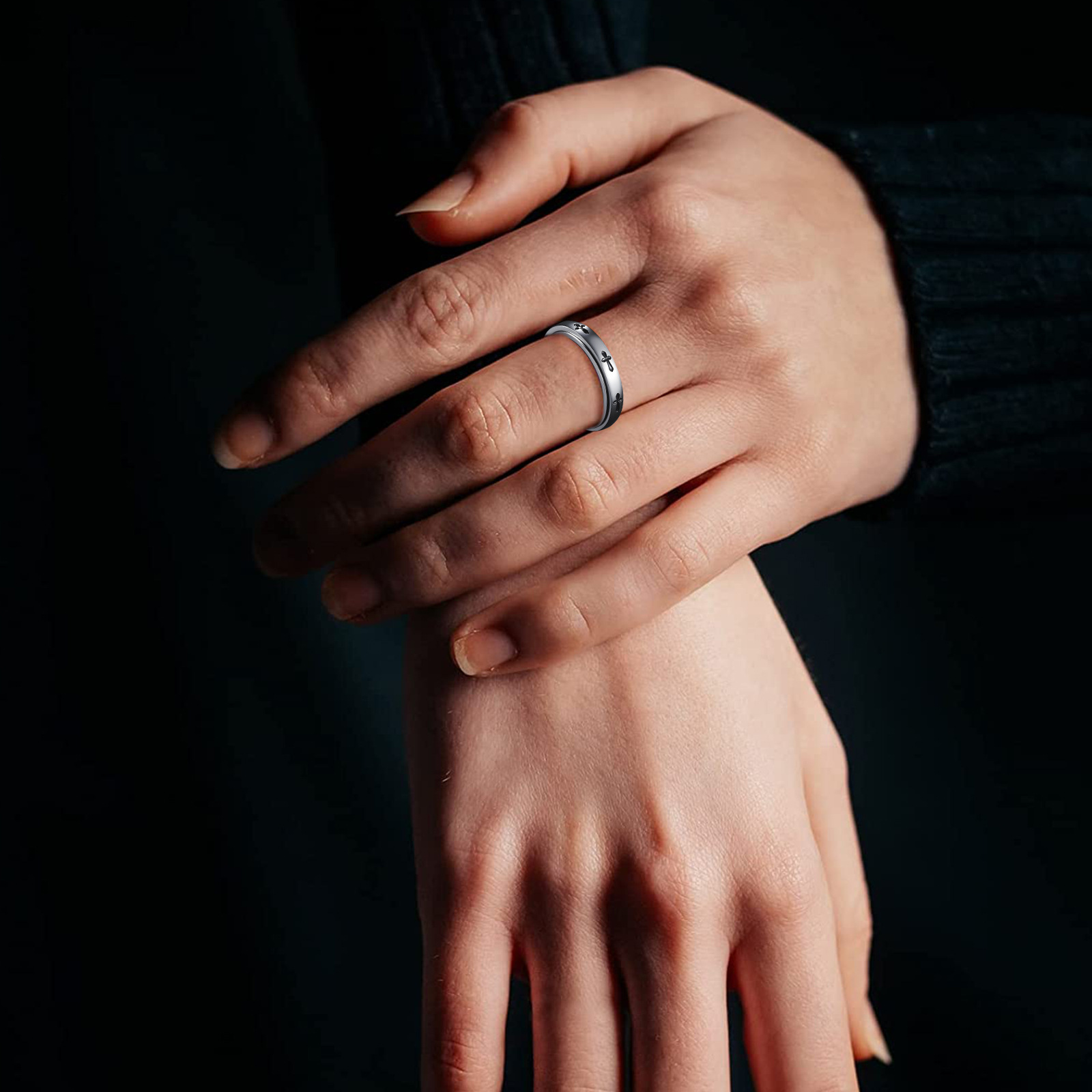 Amazon's new popular cross-shaped titanium steel ring from Europe and America, 4MM wide, rotatable, stress-relieving women's ring details Picture