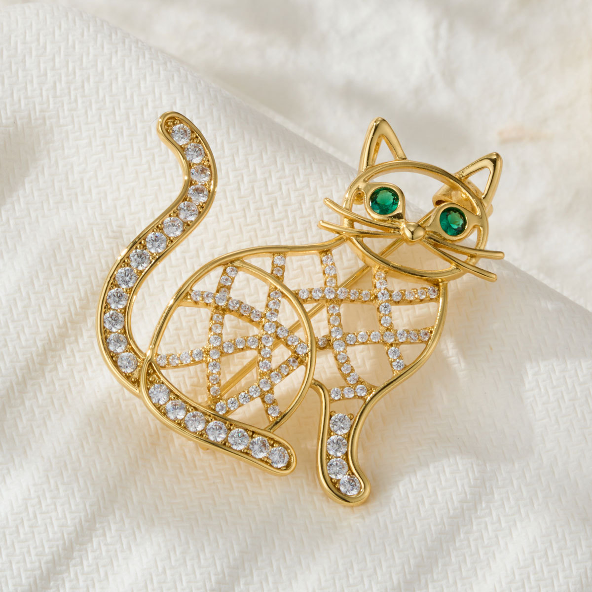 Diseño original cute girl wind calado rejilla gato broche aleación de cobre oro real chapado micro zirconia pin