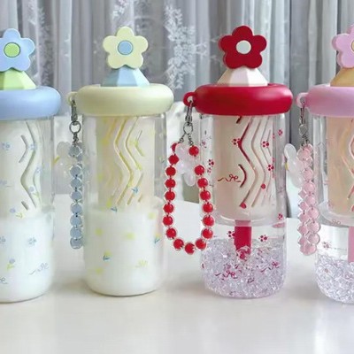 Large-capacity portable handle plastic cup, cute and fun, tea strainer straw cup, anti-drop space cup for male and female students Application Scenario