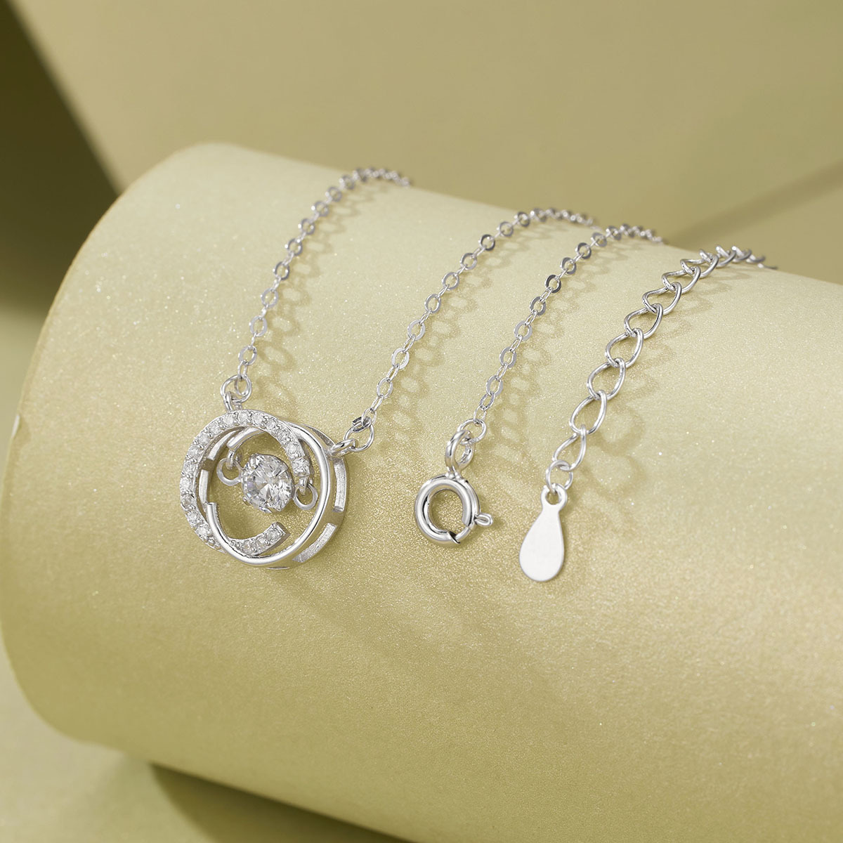 s925 silver necklace, women's double C, Beating Heart, fashionable and dynamic, light luxury letter, light luxury style, niche design coldbone chain Application Scenario