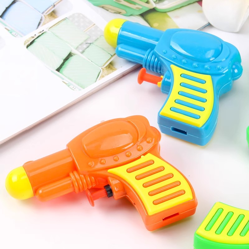 In summer, children and babies can play in the beach, spray water, shoot water, use water guns, swim, drift, take baths, and play with children's small water guns and toys. The same style as Running Man Specification image