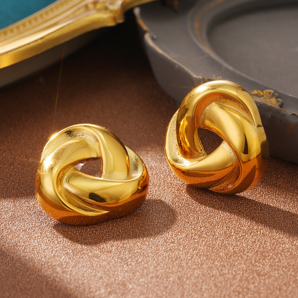 European and American cross-border stainless steel ocean-style earrings, titanium steel niche fashion and individuality color-preserving earrings, geometric heart-shaped stud earrings Specification image