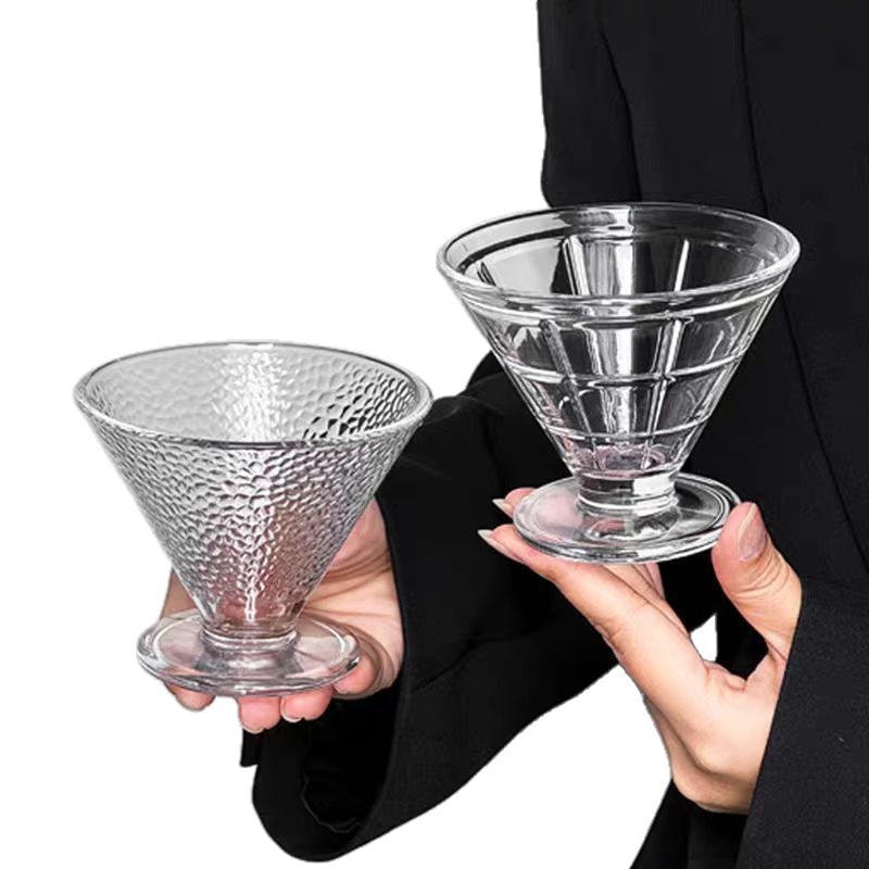 الكؤوس القديمة في الكؤوس القديمة هي كؤوس مثلجات مثلجات ذات القدمين Item Picture