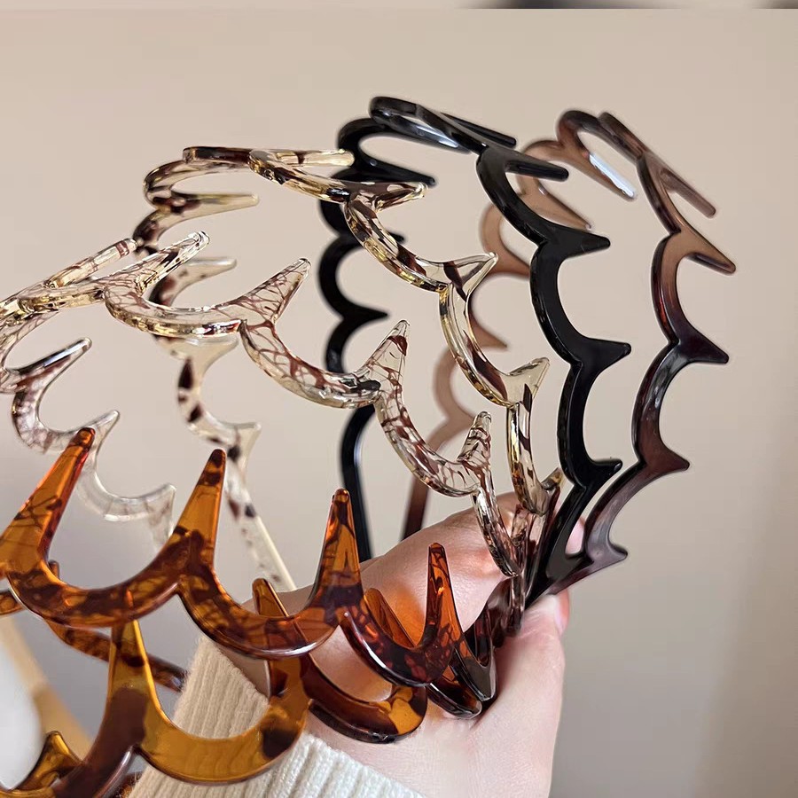 Resin hair bands, hair bundles, special headbands for washing the face, toothed hair clipping, hair straightening, anti-slip bangs, women's hair clips, hair accessories Application Scenario