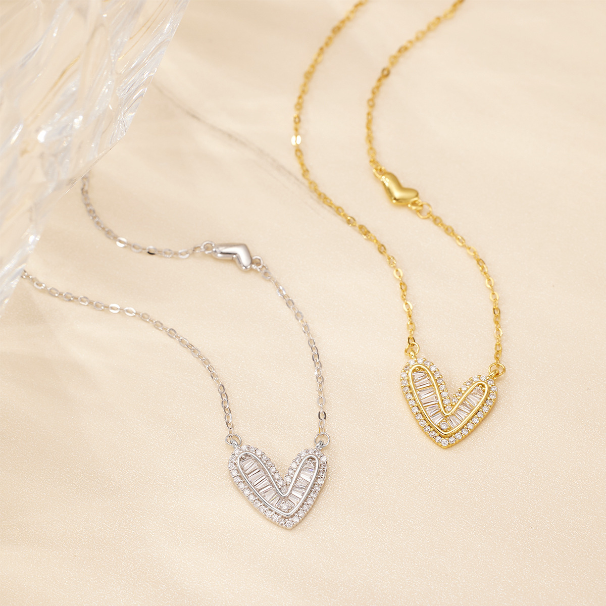 Simple and inS-style V-shaped heart-shaped collarbone chain, light luxury and sweet style, high-end sense necklace factory direct sales full figure