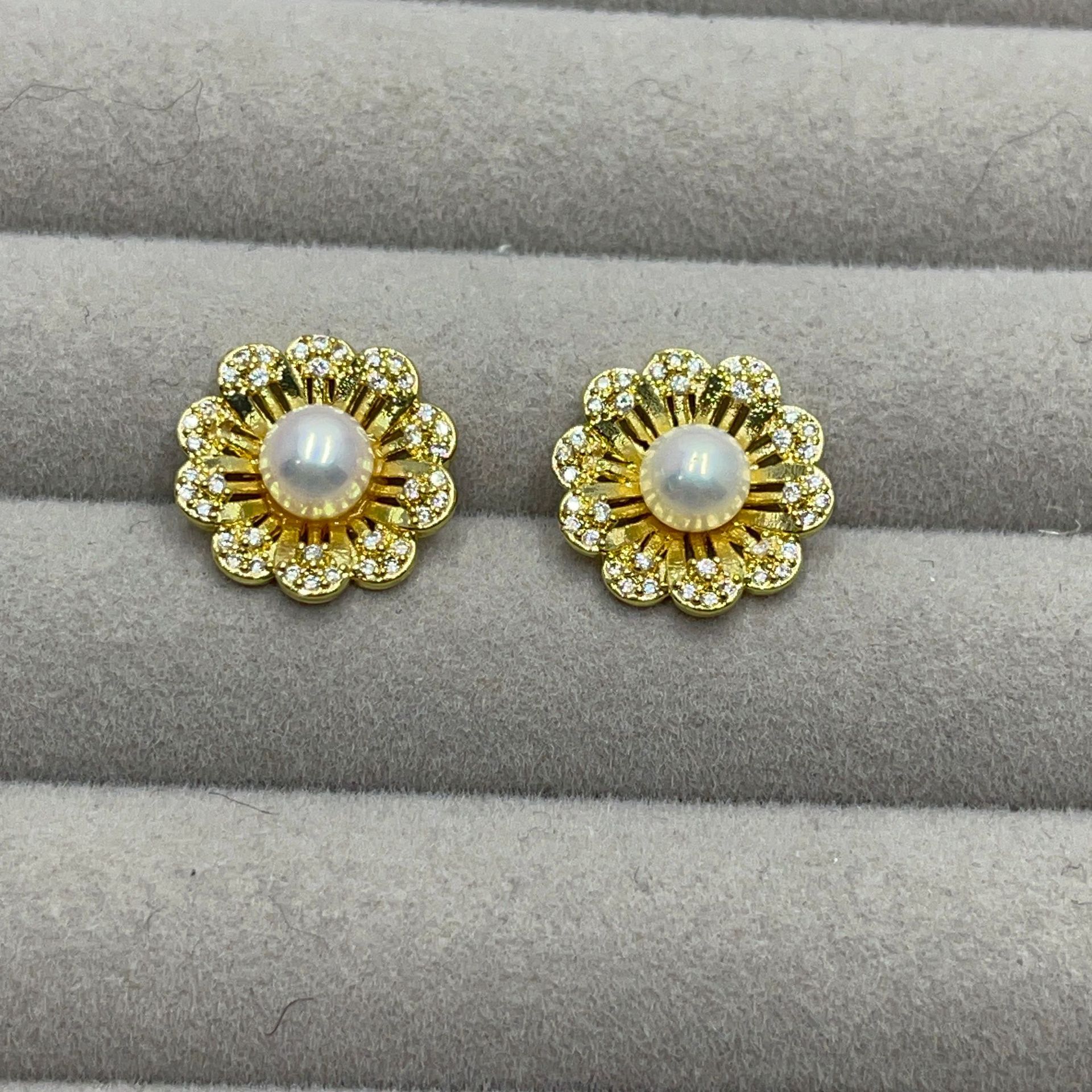 The small flower-shaped freshwater pearl earrings exude a high-end feminine charm. The high-end zircon stud earrings are versatile, personalized and trendy accessories Application Scenario