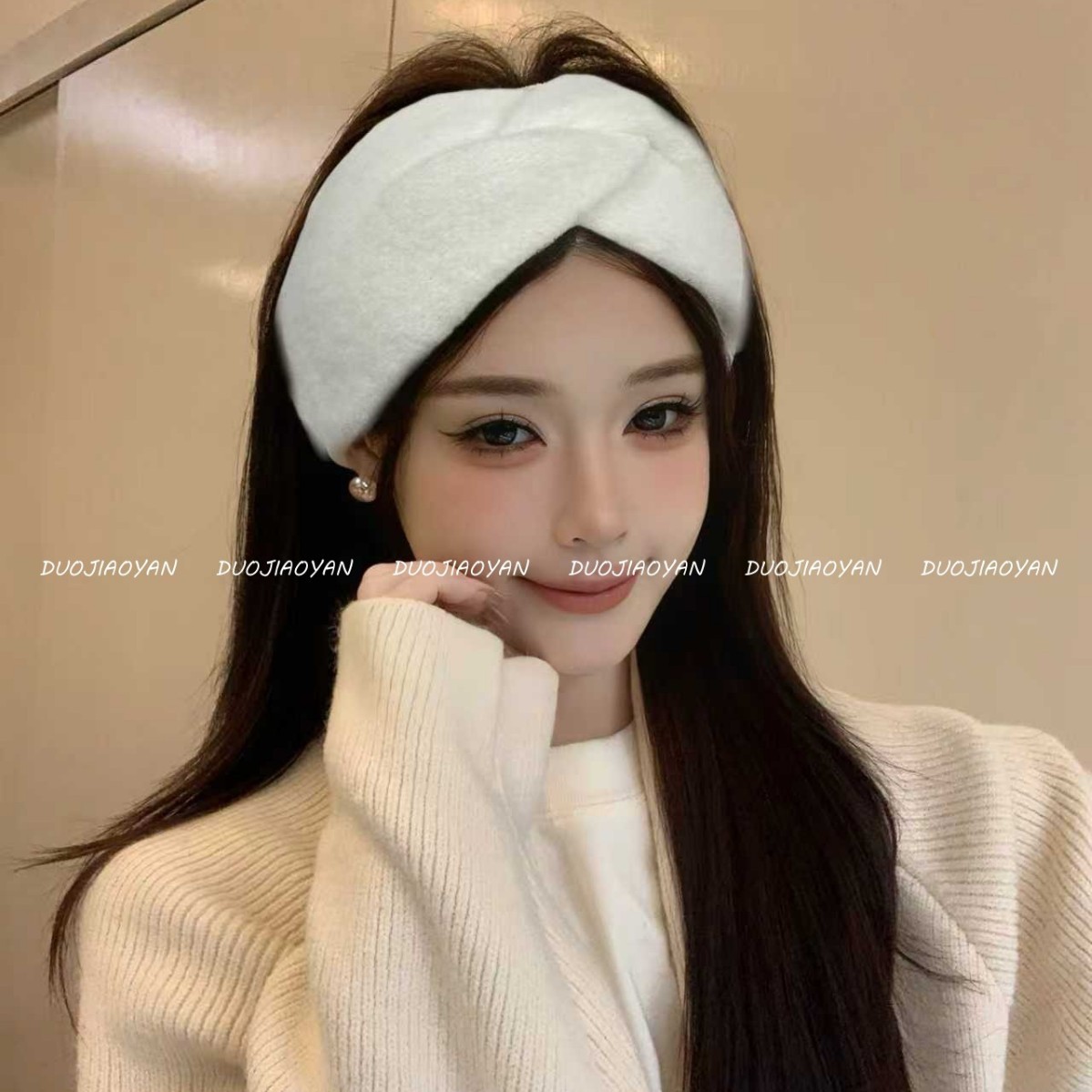 The new retro cross-knitted woolen hair for autumn and winter features a wide band, soft and high-end feel, warmth, windproof, forehead protection and feminine charm Specification drawing
