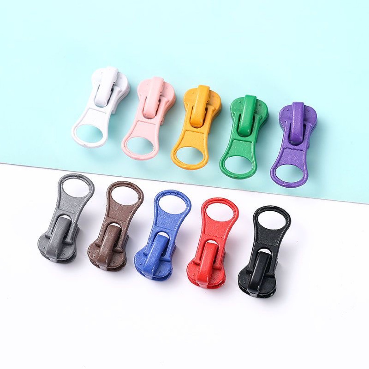 No. 5 resin zipper pulls are available in stock for school uniform jackets, down jackets and other matching resin zipper pulls and self-locking pulls details Picture