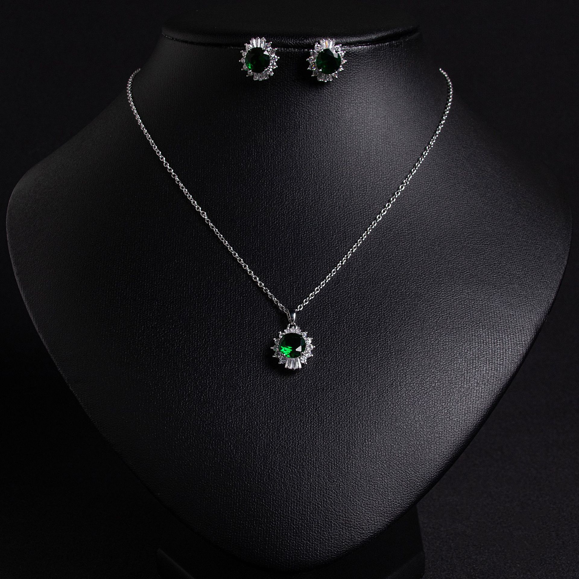 Korean version women's niche design sense round colored zircon stud collarbone chain necklace two-piece set in stock, Getisha Jewelry LJT29157 Banquet dress jewelry and accessories wholesale Application Scenario