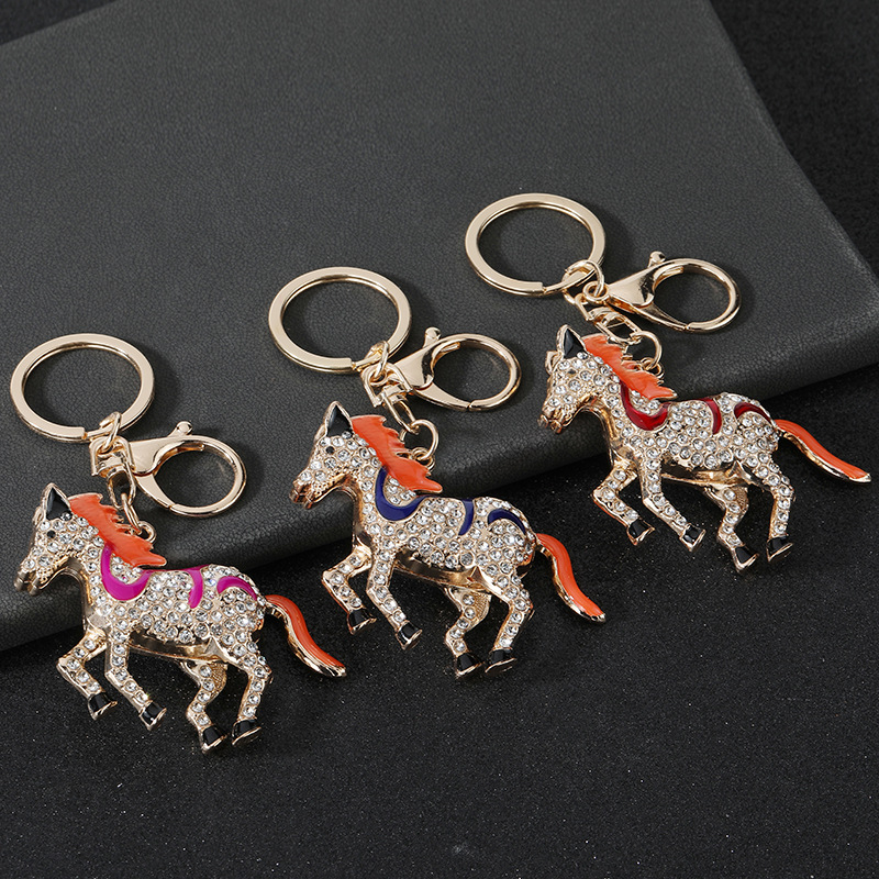跨境新款创意满钻奔跑骏马钥匙扣26年生肖马时尚潮流背包挂饰批发