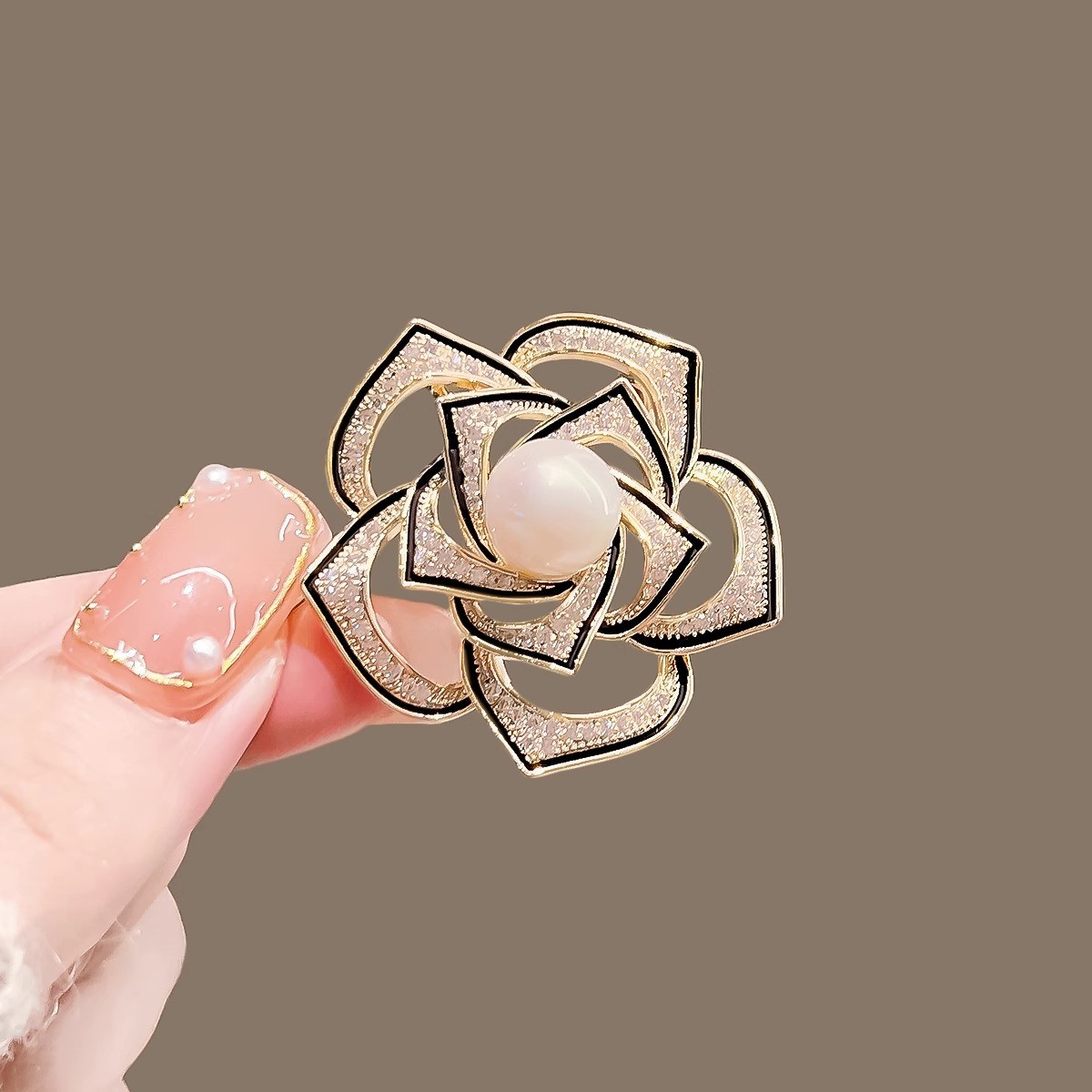 The three-dimensional French hollowed-out camellia brooch exudes an exquisite and high-end design, with a simple and elegant chanel-style brooch accessory for women details Picture