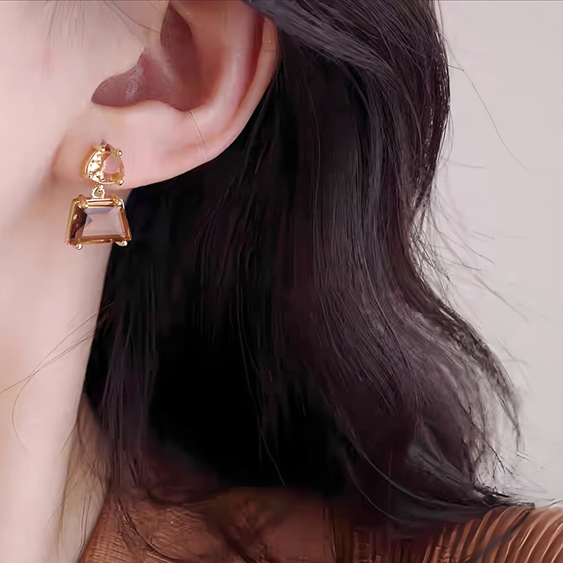 French retro tea-colored cube sugar crystal earrings and earrings, a high-end, elegant, light luxury, retro and simple earring for women