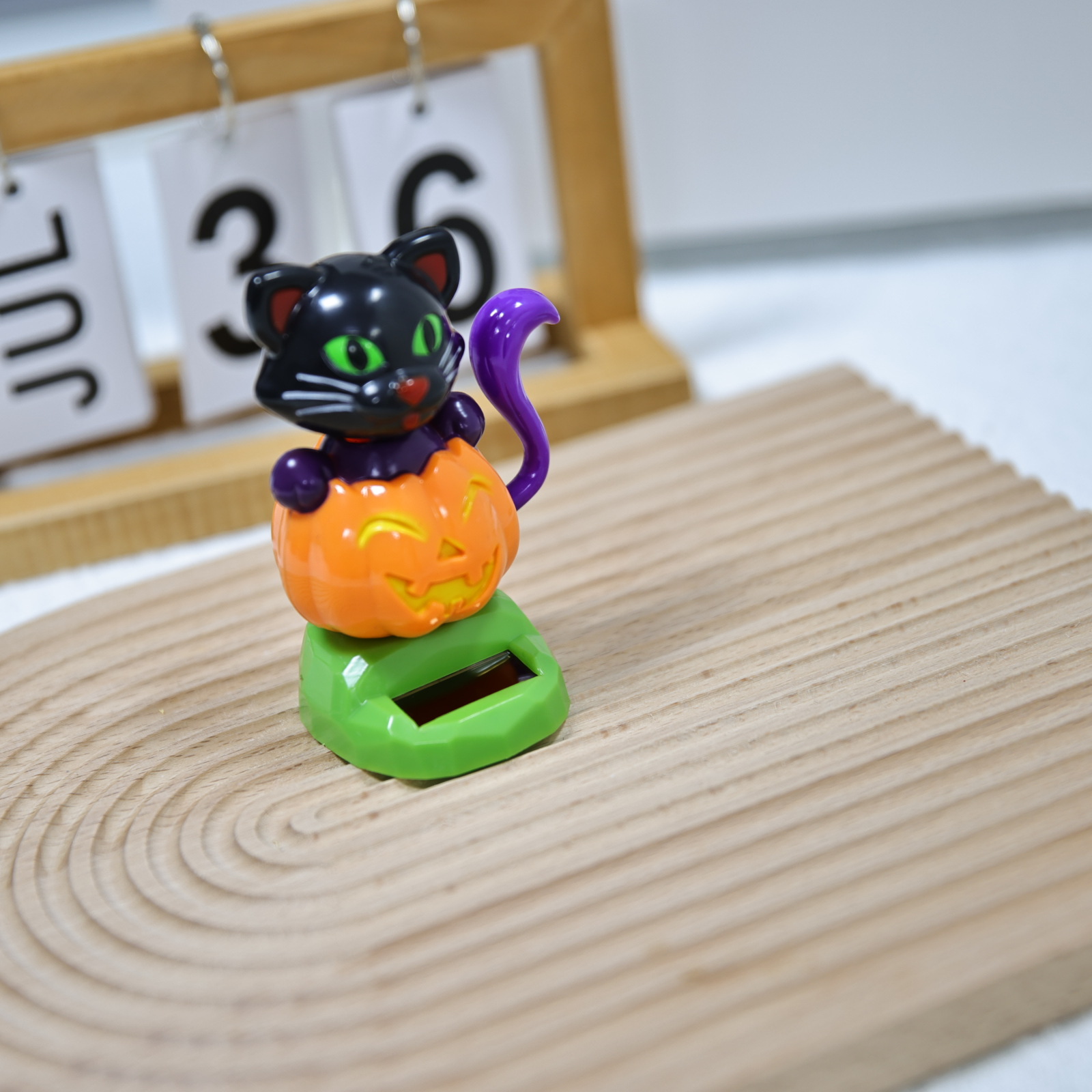 Cross-border best-selling solar-powered automatic rocker Halloween gift Pumpkin cat personalized shaking head figurine accessory Application Scenario