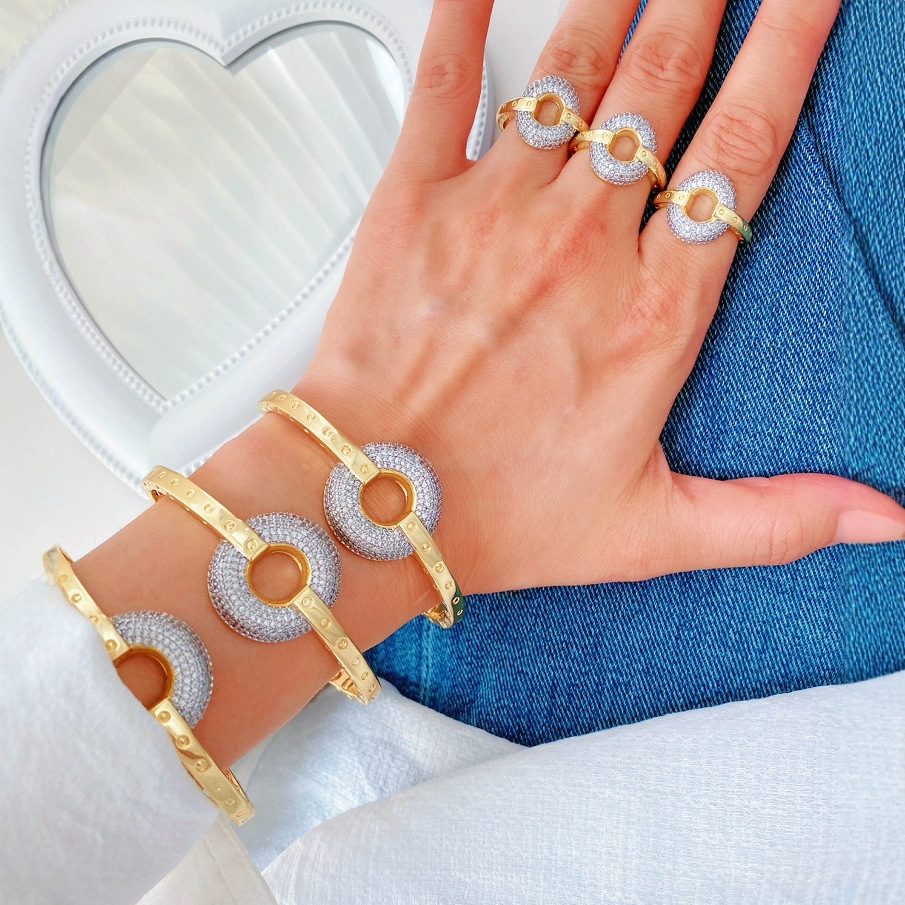 Wholesale of new geometric diamond-encrusted 18K gold-plated bracelets from Europe and America, a fashionable, light luxury, versatile and niche design accessory