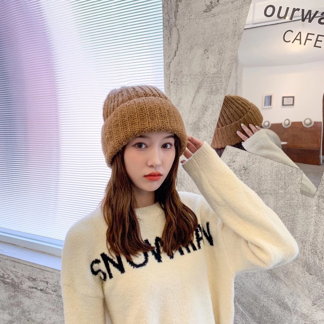 A versatile green woolen hat for women in autumn and winter. It's loose in winter and thick-thread in winter to make the face look good. It's a small ear-protecting knitted hat with a big head circumference details Picture